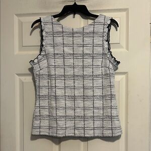 Banana Republic Sleeveless Ivory Black Top V-Back Ruffle Sleeves Size Medium